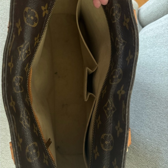 Louis Vuitton - Picture 5 of 11